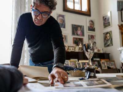 L�allenatore di quella compagine era il compianto Pietro Di Turi. Il 50enne nipote Ninni ci mostra con orgoglio le foto dei cestisti dell�epoca...